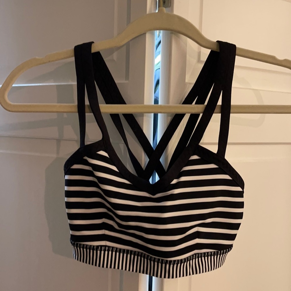 Lululemon Seawheeze Sports Bra Size 4 EUC!!!